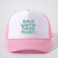 Dettaglio del ricamo verde su un cappellino trucker in rete rosa e bianco per esterni - Bianco e Rosa