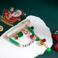 Détail d'une broche de Noël avec cloches et breloques sur une épingle dorée - Vert (Z241-1)