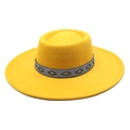 Détail d'un chapeau en feutre jaune à bord large orné d'un ruban de style ethnique tissé - M(56-58cm) / Jaune