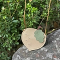 Detail of child acorn crossbody bag with litchi texture on a natural stone base - Round Radish Khaki