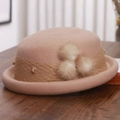 Détail du béret en feutre de laine avec voile et trois pompons en fourrure rose poudré - M (56-58cm) / Camel