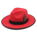 Detail eines roten Woll-Fedoras mit schwarzem Samtband, Feder und eingefasstem Rand - M(56-58cm) / Rot