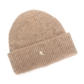 Gros plan détaillé du bonnet en tricot camel avec côtes verticales et broderie lettre R - Taille unique / Kaki