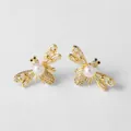 Detalle de pendientes de abeja dorados con perlas blancas y circonitas en micro-pavé - Estilo C