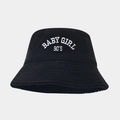 Dettaglio del ricamo bianco Baby Girl e 90'S su un cappello a secchiello nero scamosciato - M (56-58cm) / Nero