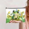 Détail d'une pochette en toile avec motif grenouille et tournesol tenue à la main - Style Grenouille Dessin Animé(jiayingpbb0401)