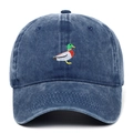 Detailaufnahme der Wildenten-Stickerei auf einer gewaschenen blauen Jeans-Kappe - Marineblau