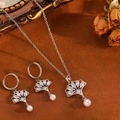 Set di gioielli foglia di ginkgo argento con zirconi e perle su tessuto vintage - Set Foglia di Ginkgo Argento Zircone Bianco