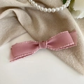 Pinza para el pelo rosa de doble capa en tela con bordes ondulados y textura tejida - Rosa