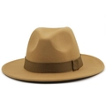 Nahaufnahme des khakifarbenen Fedora-Hutes mit braunem Ripsband und weicher Wollfilz-Textur - M(56-58cm) / Camel