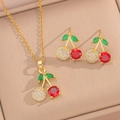 Conjunto de joyas de cereza dorada de lujo con collar y pendientes en caja beige - Estilo Cereza con Piedra Roja y Bola de Pavé (Conjunto Cereza 439)