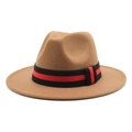 Λεπτομέρεια καμήλα μάλλινου καπέλου fedora με διακοσμητική μαύρη και κόκκινη ριγέ κορδέλα - M(56-58cm) / Χακί