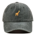 Detail von gewaschenem Baumwollstoff und Giraffen-Stickerei auf der Vintage-Baseballkappe - Armeegrün