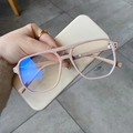 Dettaglio macro di montature pilot beige con filtro luce blu e rivetti in metallo - Rosa Opaco