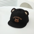 Détail de la casquette bébé avec oreilles d'ours, broderie LUCKYBEAR et tête d'ours - 48cm 6-24 Mois / Noir