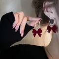 Boucles d'oreilles vintage avec nœud en velours rouge foncé et anneaux en strass - Nœud Rouge Ovale en Strass (1500 Strass)