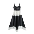 Streetstyle PU-Leder-Trägerkleid mit Spitzen-Patchwork und Gürtel auf weißem Grund - XS / Schwarz
