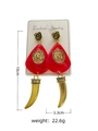 Vintage rode hars oorbellen met gouden paard en slagtand hanger, 10 cm totale lengte. - Gouden Slagtand Rood Paardenkop