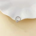 Silberner Edelstahl-Nasenring mit Biene auf weißer Keramikschale vor gelbem Hintergrund - Silber Kleine Biene Stil (#3)