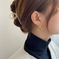 Eleganti orecchini a doppio cuore intrecciato dorati e molletta per capelli beige - Orecchino a Bottone Cuore Unico / Oro