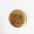 Κονκάρδα Team Bride σε ροζ χρυσό με γραφικό διαμαντένιο δαχτυλίδι για μπάτσελορ πάρτι - Team Bride
