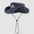 Vista dettagliata del ricamo della montagna e dei fori di ventilazione in metallo sul cappello - Taglia unica / Blu navy