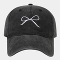 Detalle del bordado de lazo blanco en gorra de béisbol de algodón gris oscuro lavado - Negro