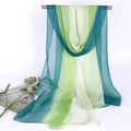 Dettaglio di una sciarpa leggera in chiffon con sfumatura verde acqua appesa al supporto - Verde Orchidea