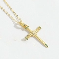 Gouden ketting met kruiszwaard hanger, groene edelstenen en vintage touwstructuur - Goud Groen Zirconia Kruis