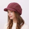Primer plano de la boina de punto de trenzas violeta oscuro con visera y forro de vellón - Talla única / Rosa rojo