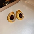 Détail de boucles d'oreilles dorées en goutte avec pierre rouge et cristaux brillants - Boucles d'Oreilles Seules (Tige en Argent) / Doré