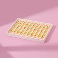 Vassoio in velluto con 100 anelli dorati decorati con ciondoli colorati a fiori e farfalle - 100 Fessure / Beige