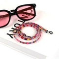 Details des bunten Brillenbands im Boho-Stil mit verstellbaren Gummischlaufen auf Buch - US 4