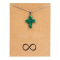 Détail d'un pendentif croix en pierre naturelle verte avec chaîne argentée sur carte cadeau - Vert Texturé/Malachite Synthétique