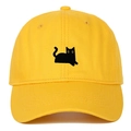 Gros plan sur une casquette jaune vif avec une broderie détaillée de chat noir - Réglable / Jaune