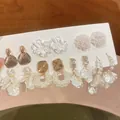 Set di 6 paia di eleganti orecchini di perle e oro con fiori e dettagli in cristallo - Perno in argento 925 / Set da 14 paia / Oro-Bianco