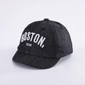 Dettaglio del ricamo bianco Boston 1630 sul cappellino da baseball per bambini - 48-50cm (8 mesi - 2 anni) / Boston-Nero