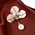 Détail d'une broche éventail vintage avec perle baroque et zircons multicolores - Or (Pierres Précieuses Colorées + Plaqué Or Véritable)