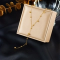 Elegante goldene Kugelhalskette auf einer Schmuckschatulle mit edlem Seidenhintergrund - Goldperlen (N2487)