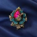 Elegante spilla a fiore con cristallo rosa e strass colorati su finitura dorata - Rosa Rossa