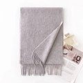 Minimalistischer grauer Wollschal mit Fransen, kuscheliges Accessoire für Damen und Herren - 7102-5 Hellgrau / 30*180