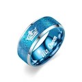 Vista dettagliata di un anello in acciaio blu con incisione His Queen e corona. - Taglia 6 / Stile His Queen / Blu