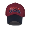 Detailaufnahme der USA-Stickerei auf einer rot-blauen Mesh-Baseballkappe in hoher Qualität - USA Mesh Weinrot