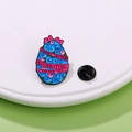 Süße Emaille-Anstecknadel mit Oster-Dino in Blau und Rosa, inklusive Happy Easter Text - Osterei-Banner-Stil (CZ0585-1)