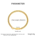 Dettaglio della catena cubana in acciaio dorato con piastrina quadrata e chiusura a moschettone - Bracciale / Oro