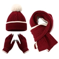 Dettaglio del set invernale con cappello con pompon, sciarpa e guanti touch in bordeaux - Borgogna
