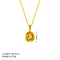 Collana dorata con ciondolo a nodo rotondo e cristallo lucido su sfondo bianco - Collana di Strass / Oro