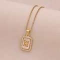 Détail du collier en or 18 carats avec pendentif rectangulaire en nacre et lettre H - Lettre H