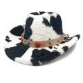 Détail d'un chapeau de cowboy en peluche imprimé vache avec ruban tissé de gemmes - M (56-58cm) / Couronne Plate / Motif Vache Noir et Blanc