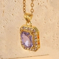 Collana in acciaio al titanio dorato con pendente in zircone viola di forma quadrata - Zirconia Viola